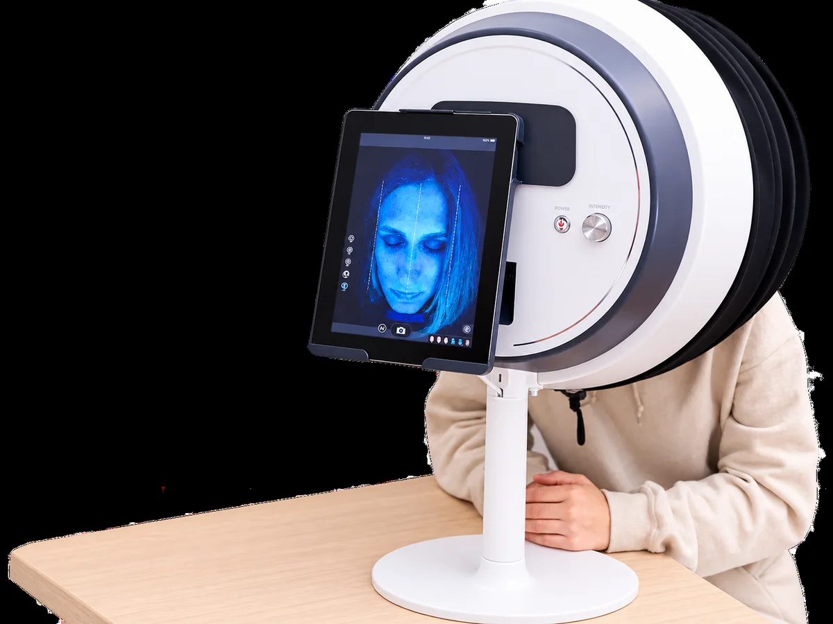 מערכת Alma IQ לאבחון עור, עם טאבלט הסריקה. צילום של היצרנית